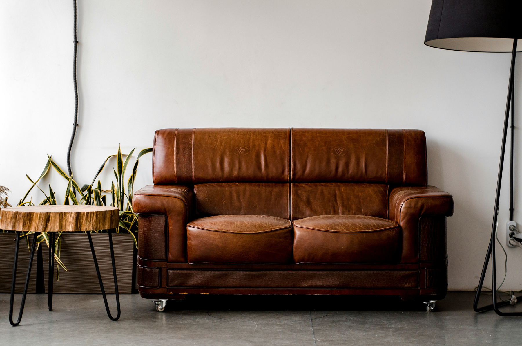 Alte Ledercouch mit sichtbaren Gebrauchsspuren