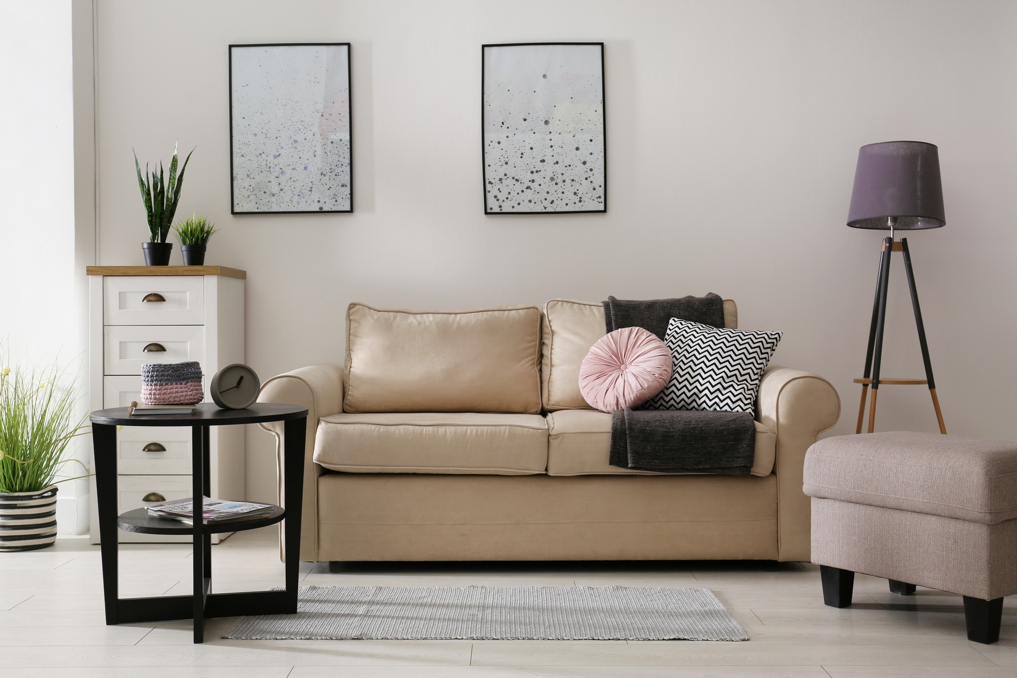 Beige Ledercouch in einem hellen Wohnzimmer
