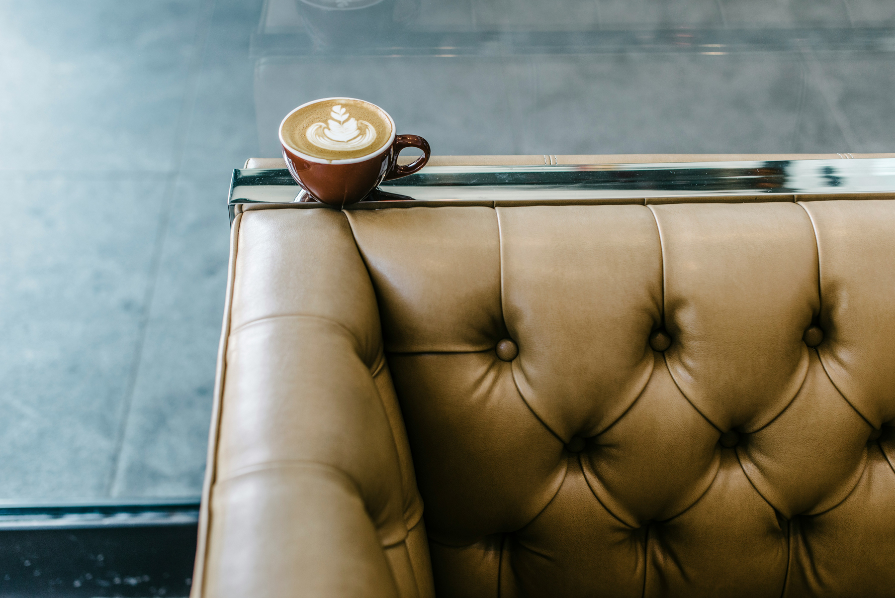 Kaffeefleck auf einer Lederoberfläche
