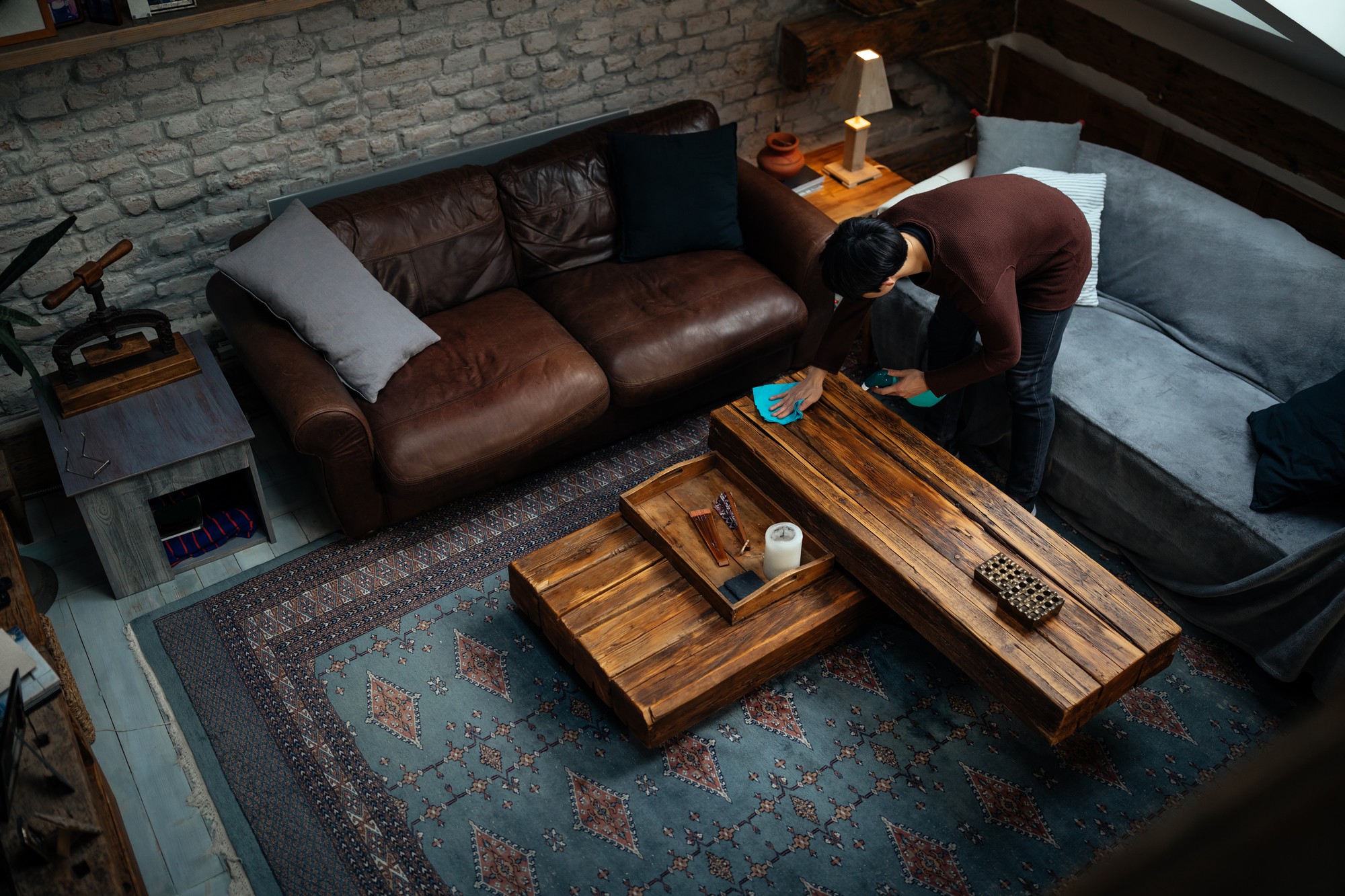 Ledersofa in einem Wohnzimmer mit natürlichem Licht