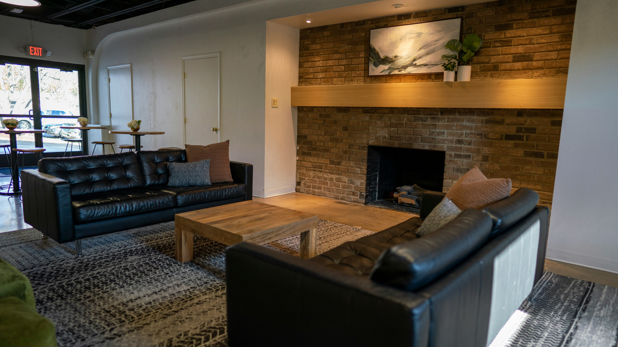 Ledersofa in einem Wohnzimmer