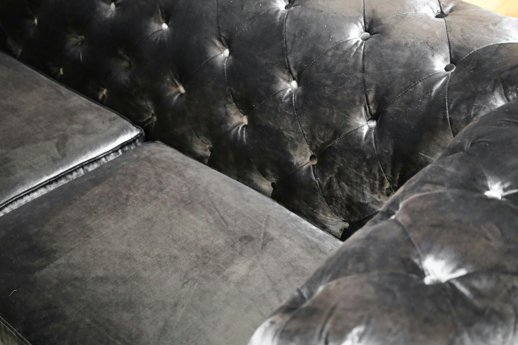 Verschmutztes Ledersofa mit sichtbaren Flecken