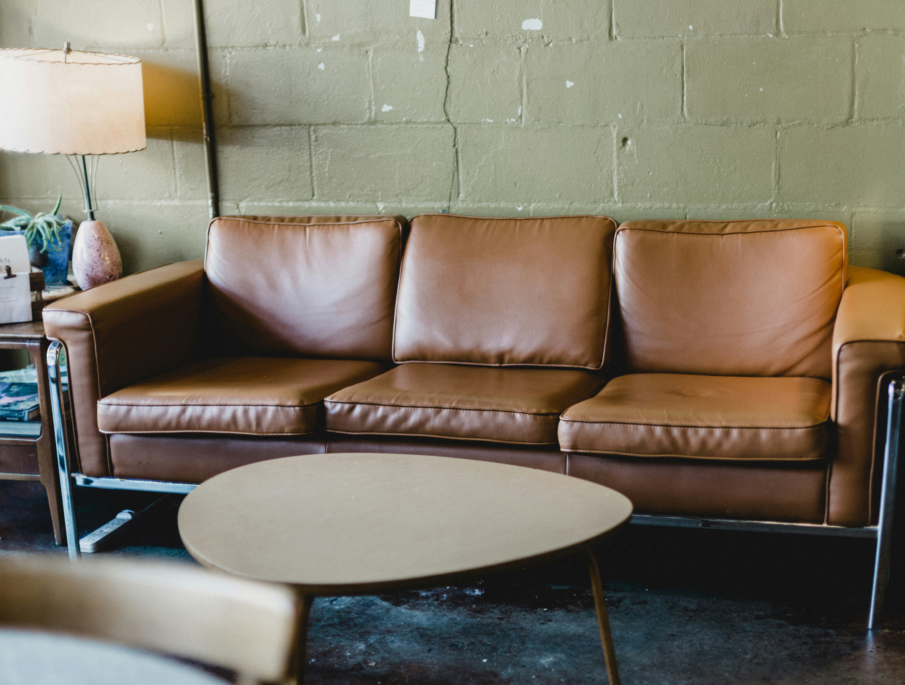 Verblasste Lederoberfläche einer alten Couch