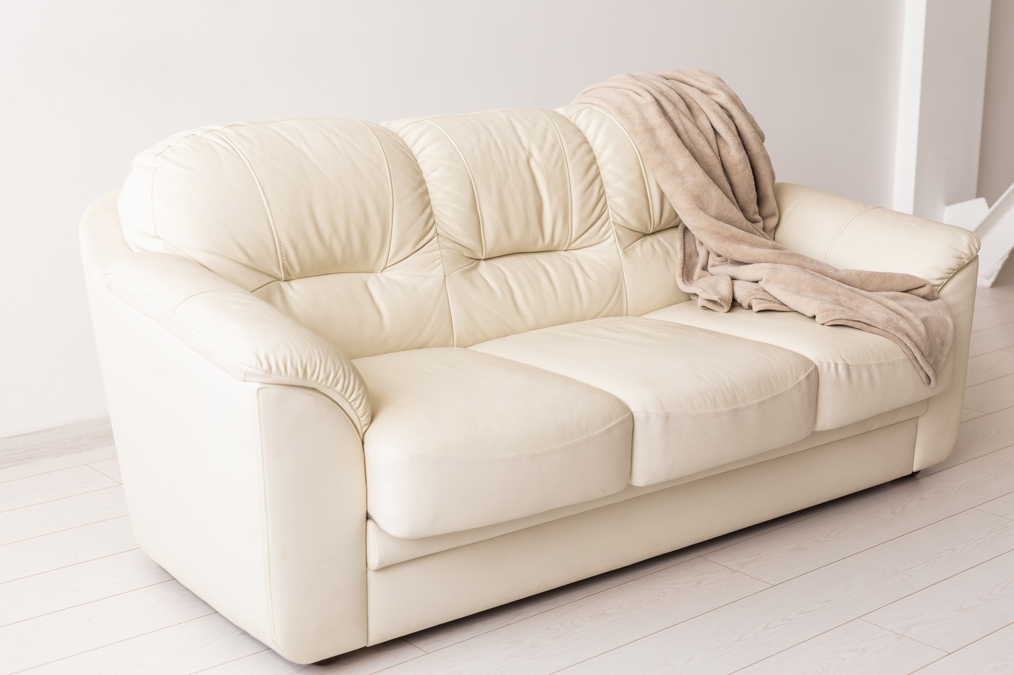 Verfärbtes weißes Kunstledersofa wird gereinigt