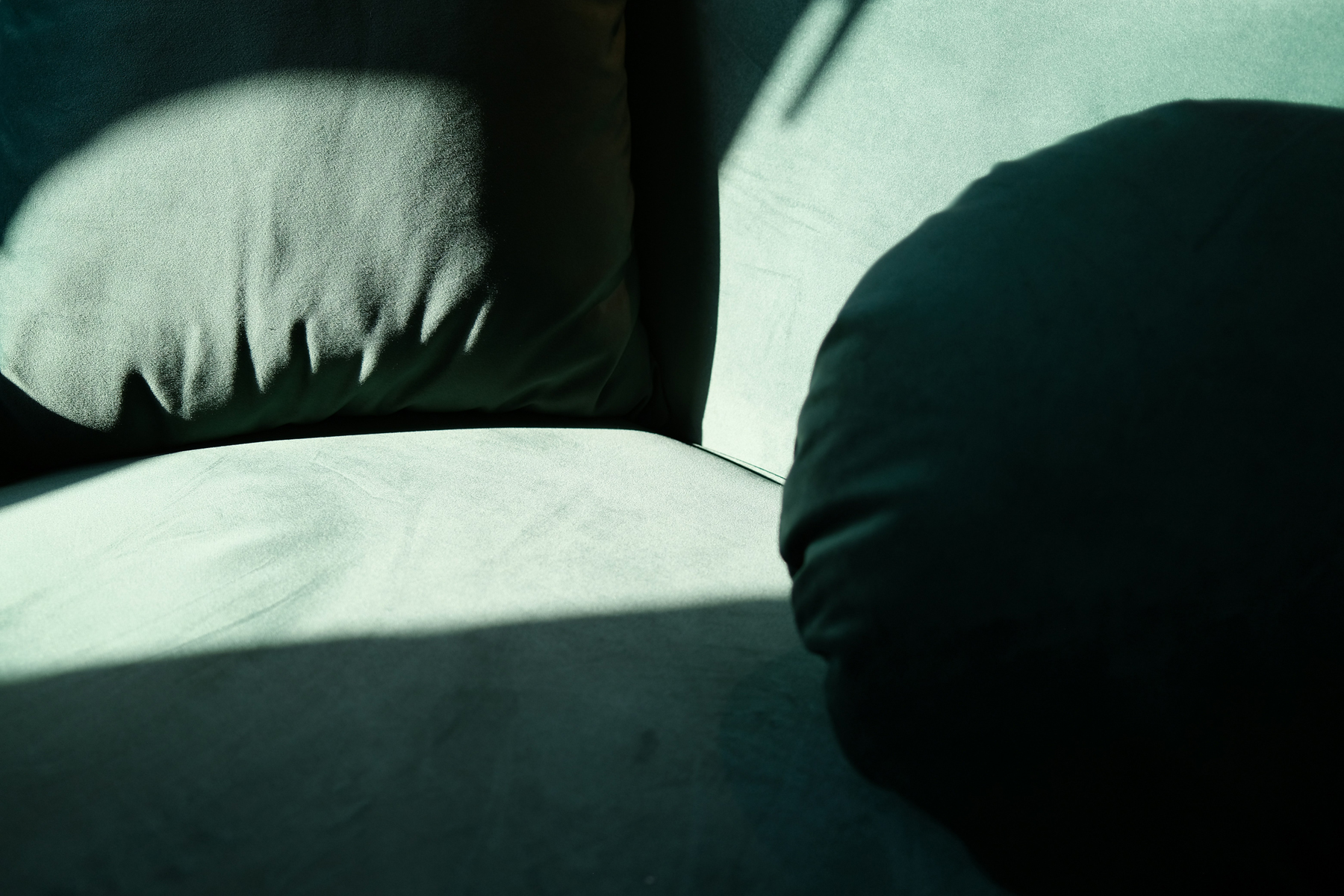 Samtige Oberfläche eines Wildledersofas